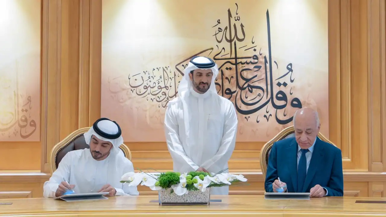 تعاون استراتيجي جديد.. سلطان بن أحمد يشهد توقيع مذكرة تفاهم مع مركز تدريب المطارات